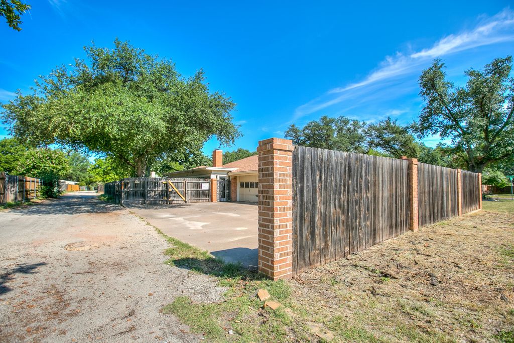 Image 21 of property listing at 2725 Alta Vista Lane, San Angelo, TX 76904