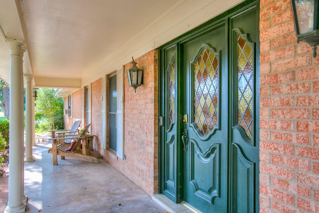 Image 3 of property listing at 2725 Alta Vista Lane, San Angelo, TX 76904