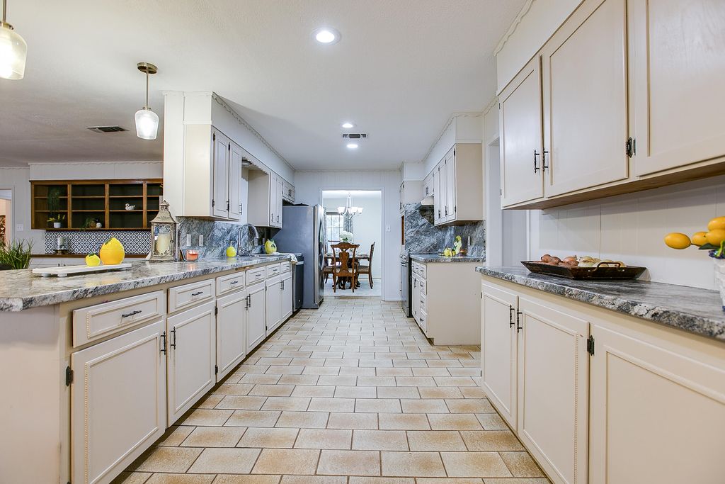 Image 7 of property listing at 2725 Alta Vista Lane, San Angelo, TX 76904