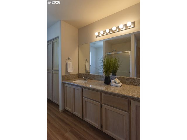 11595 Se SPRINGCREST Dr, Clackamas, OR 97015