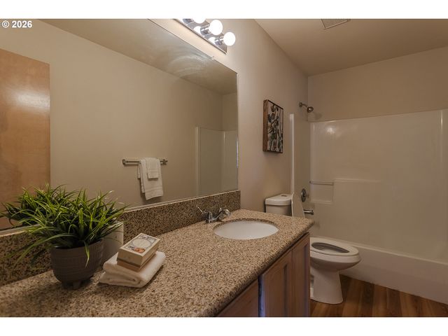 11595 Se SPRINGCREST Dr, Clackamas, OR 97015