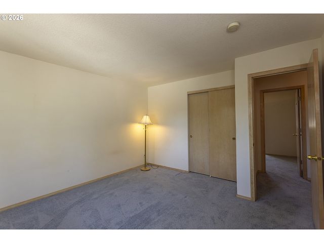 11595 Se SPRINGCREST Dr, Clackamas, OR 97015