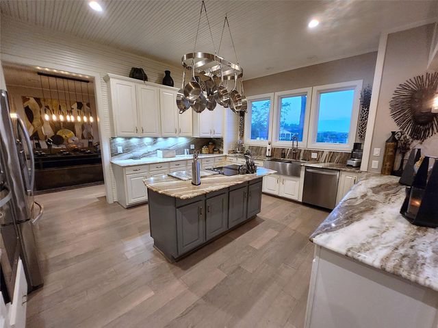 38 Fairway Park, Montgomery, TX 77356