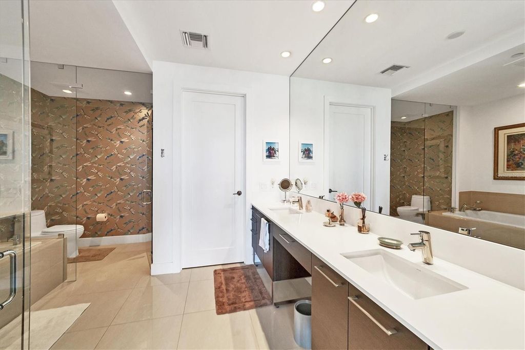 Image 18 of property listing at 1155 N GULFSTREAM AVENUE 802, Sarasota, FL 34236