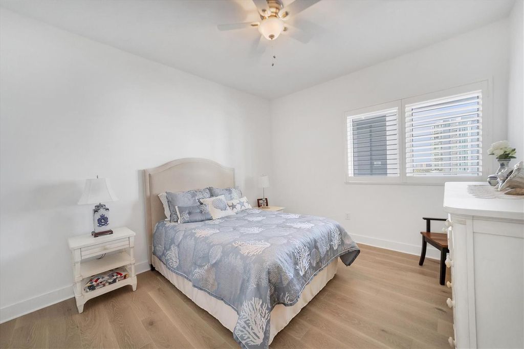 Image 21 of property listing at 1155 N GULFSTREAM AVENUE 802, Sarasota, FL 34236