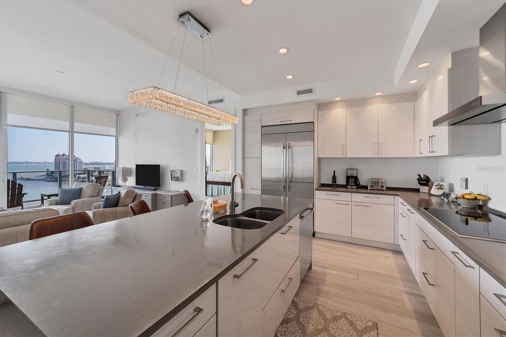 Image 10 of property listing at 1155 N GULFSTREAM AVENUE 802, Sarasota, FL 34236