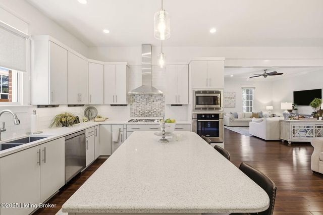 9205 Bergamot Dr, Prospect, KY 40059