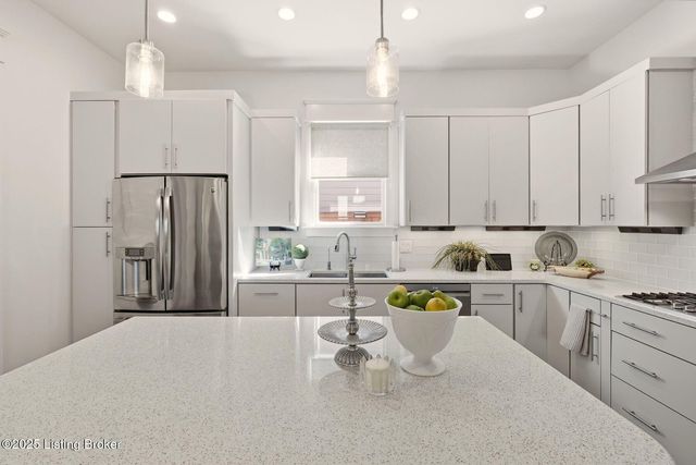 9205 Bergamot Dr, Prospect, KY 40059