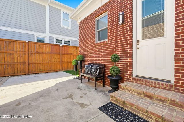 9205 Bergamot Dr, Prospect, KY 40059