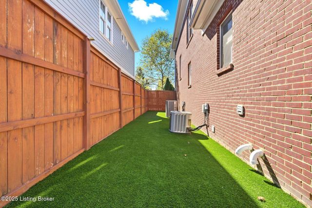 9205 Bergamot Dr, Prospect, KY 40059