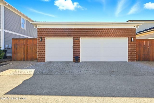 9205 Bergamot Dr, Prospect, KY 40059