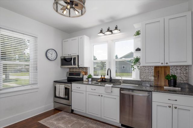 400 E 1st Street, Pella, IA 50219