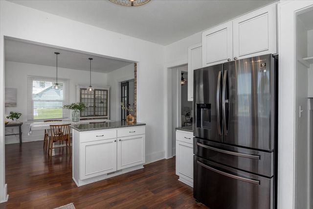 400 E 1st Street, Pella, IA 50219