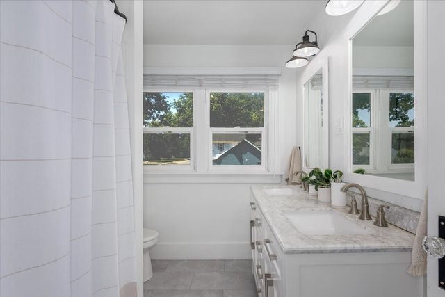 400 E 1st Street, Pella, IA 50219