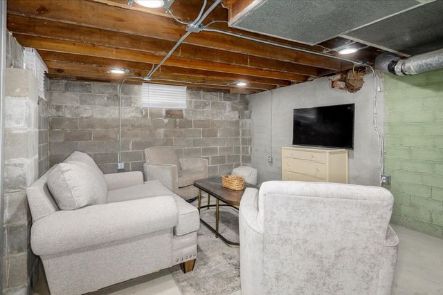 400 E 1st Street, Pella, IA 50219