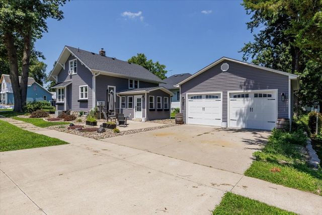 400 E 1st Street, Pella, IA 50219