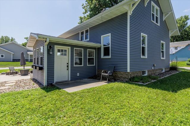 400 E 1st Street, Pella, IA 50219