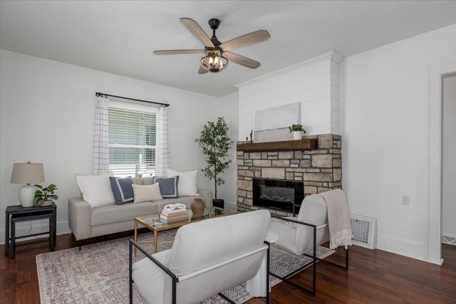 400 E 1st Street, Pella, IA 50219