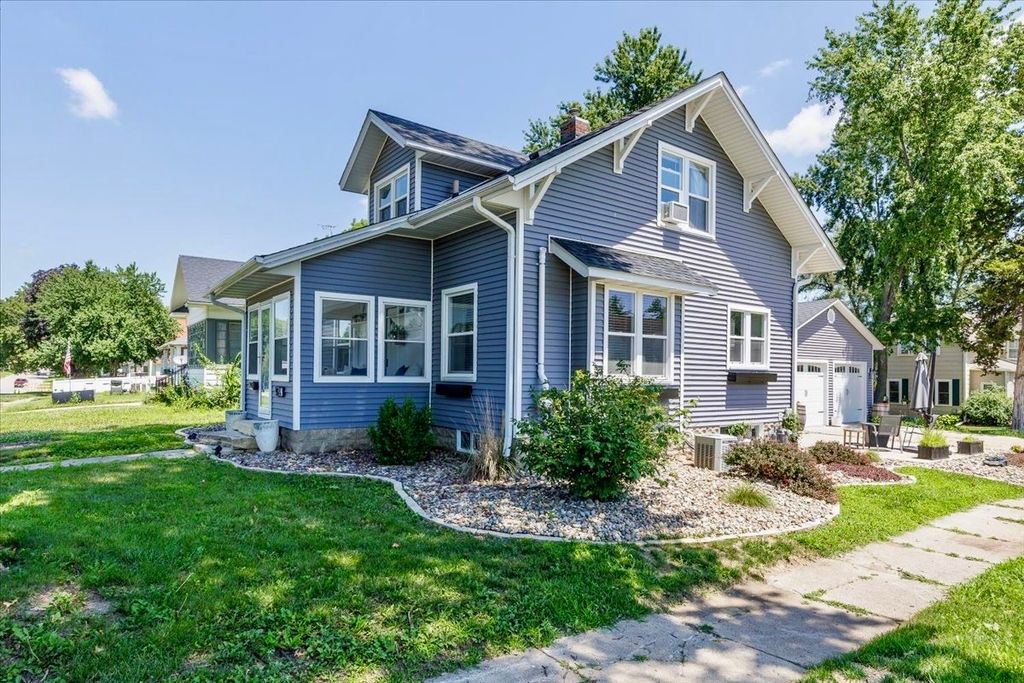 400 E 1st Street, Pella, IA 50219