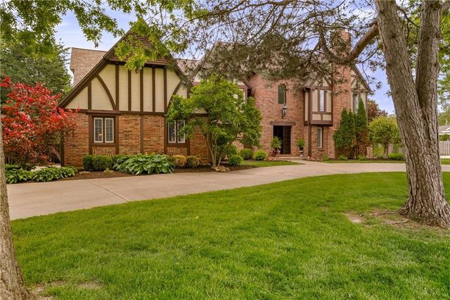 8525 Briar Lane, Prairie Village, KS 66207