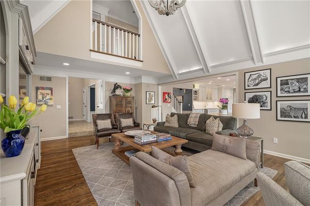 8525 Briar Lane, Prairie Village, KS 66207