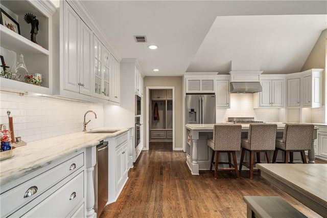 8525 Briar Lane, Prairie Village, KS 66207