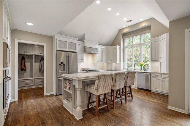 8525 Briar Lane, Prairie Village, KS 66207