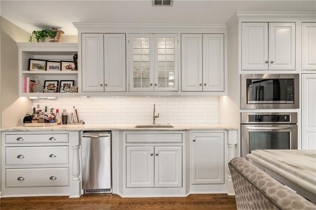 8525 Briar Lane, Prairie Village, KS 66207