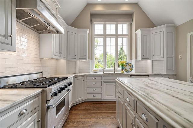 8525 Briar Lane, Prairie Village, KS 66207