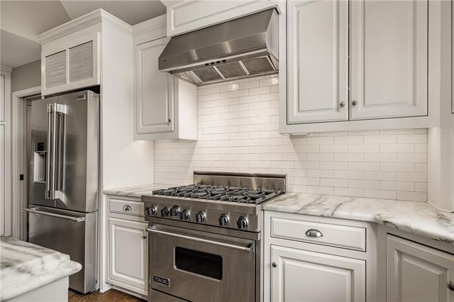 8525 Briar Lane, Prairie Village, KS 66207