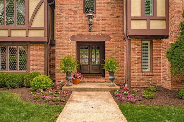 8525 Briar Lane, Prairie Village, KS 66207