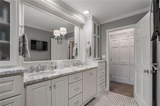 8525 Briar Lane, Prairie Village, KS 66207