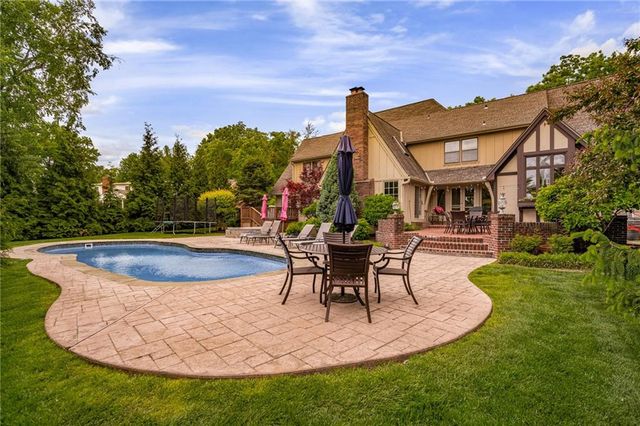 8525 Briar Lane, Prairie Village, KS 66207