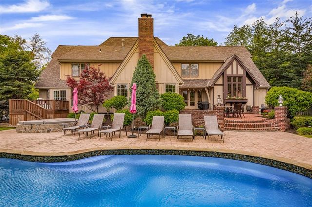 8525 Briar Lane, Prairie Village, KS 66207