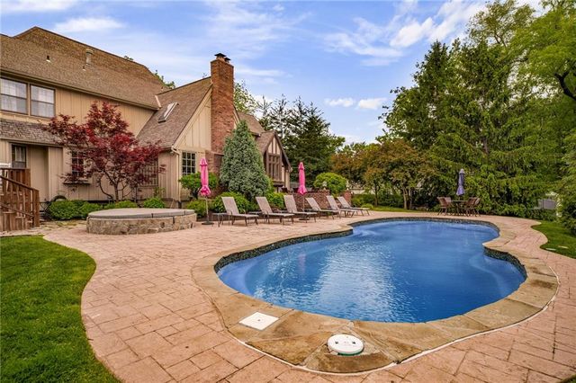 8525 Briar Lane, Prairie Village, KS 66207