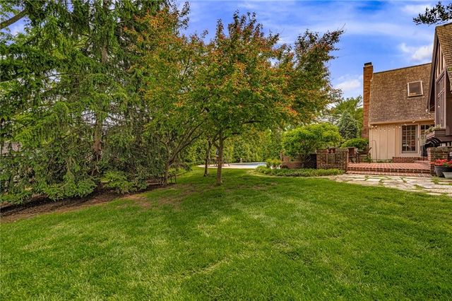 8525 Briar Lane, Prairie Village, KS 66207