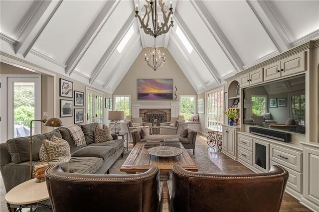 8525 Briar Lane, Prairie Village, KS 66207