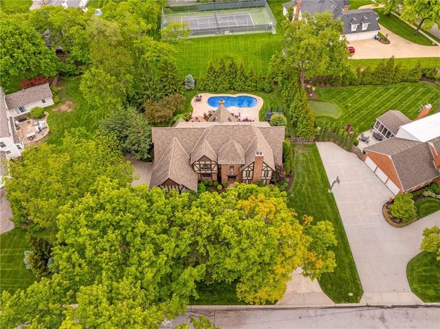 8525 Briar Lane, Prairie Village, KS 66207