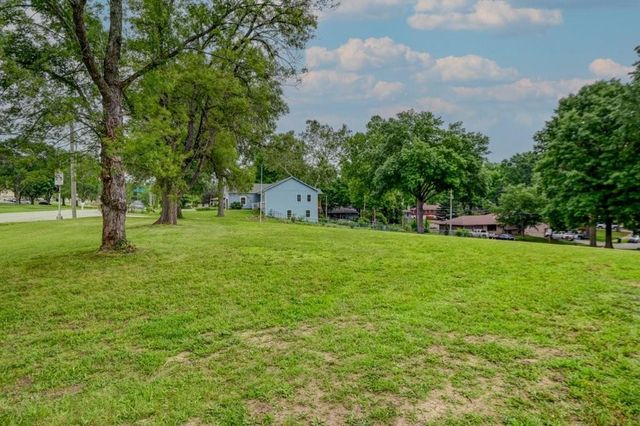 4407 S Phelps Road, Independence, MO 64055