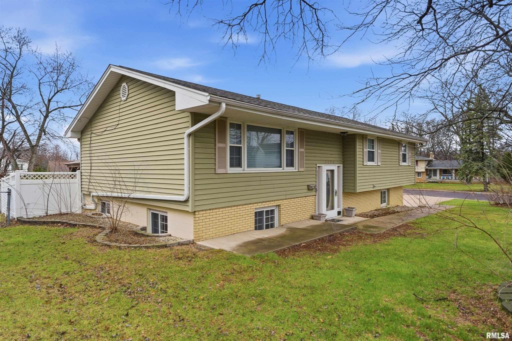 2820 W HUNTINGTON Drive, Peoria, IL 61614