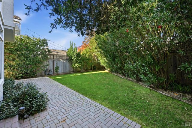 28 S Newport Dr, Napa, CA 94559