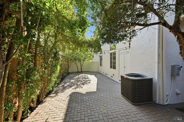 28 S Newport Dr, Napa, CA 94559