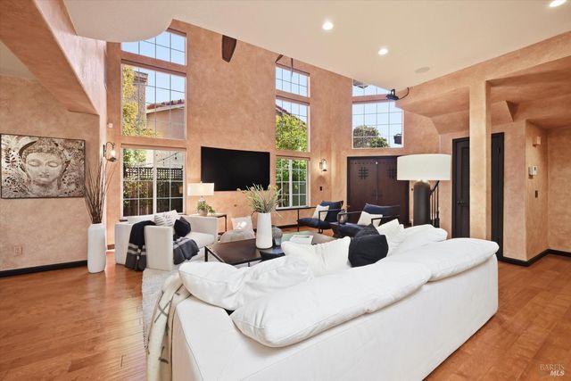 28 S Newport Dr, Napa, CA 94559