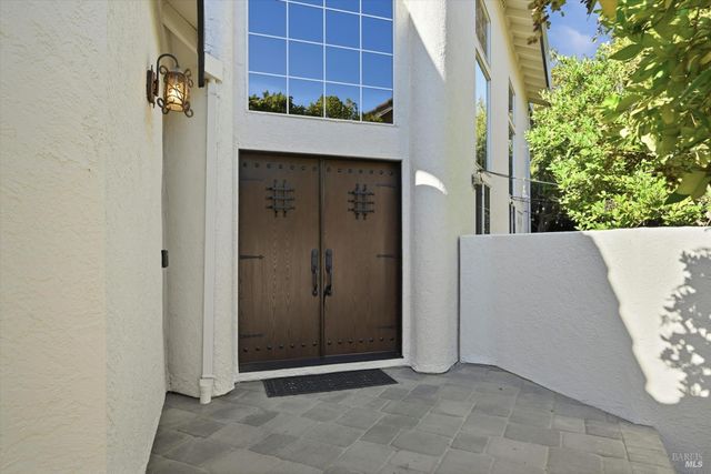 28 S Newport Dr, Napa, CA 94559