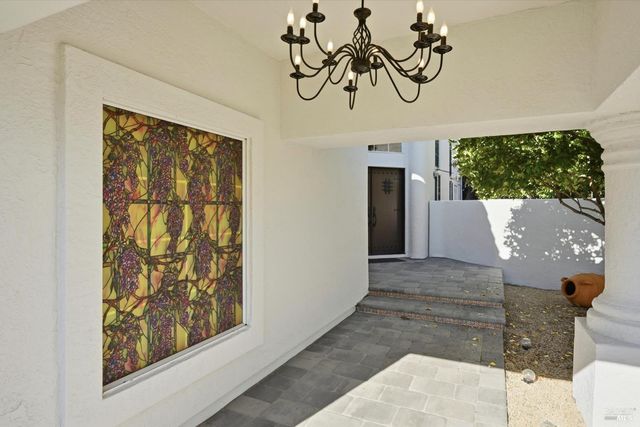 28 S Newport Dr, Napa, CA 94559