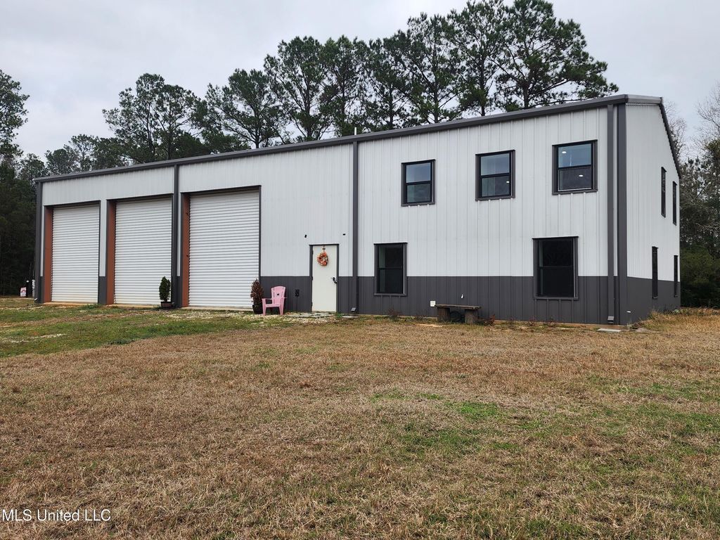 26 Charlie Daughdrill Road, Carriere, MS 39426