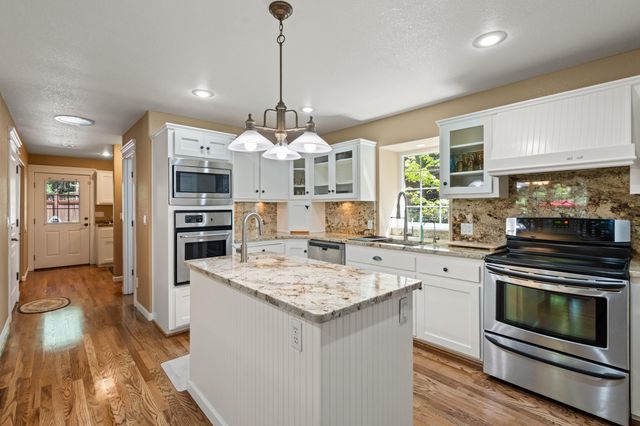 651 Dutcher Creek Road, Grants Pass, OR 97527