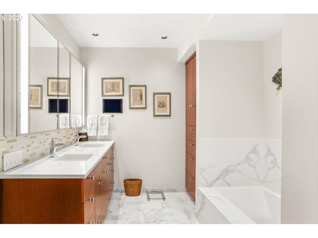 841 S GAINES St 1412, Portland, OR 97239