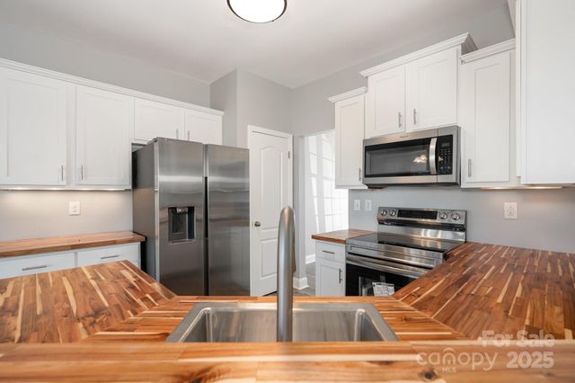 1457 Jc Raulston Court, Hickory, NC 28602