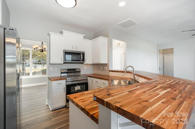 1457 Jc Raulston Court, Hickory, NC 28602